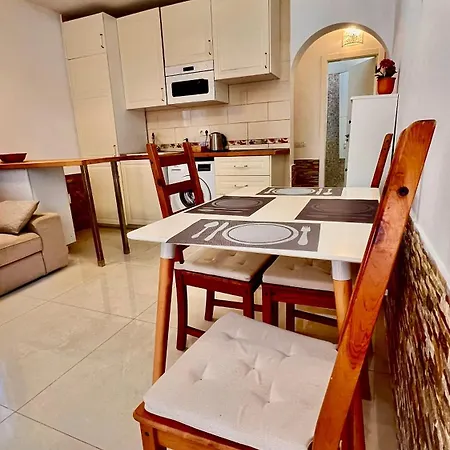 Lejlighed Cozy Two Bed Apartment.