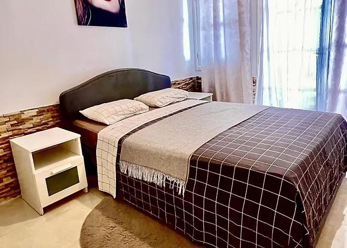 Cozy Two Bed Apartment. Διαμέρισμα *