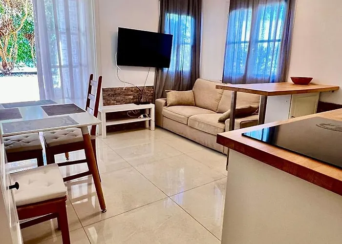 Cozy Two Bed Apartment. Διαμέρισμα *