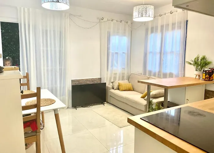 Cozy Two Bed Apartment. Адехе