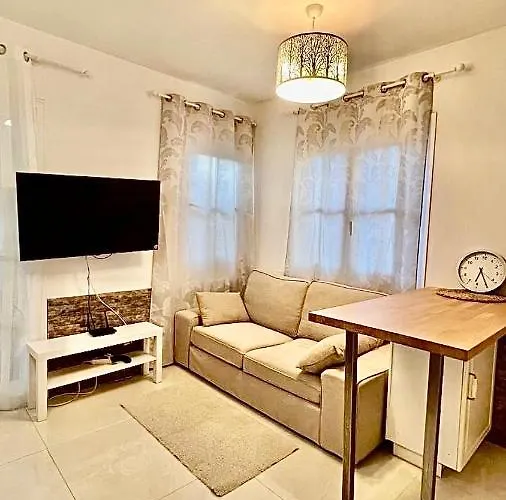 Cozy Two Bed Apartment. Апартаменты Адехе