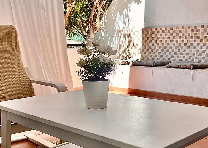 Cozy Two Bed Apartment. Адехе